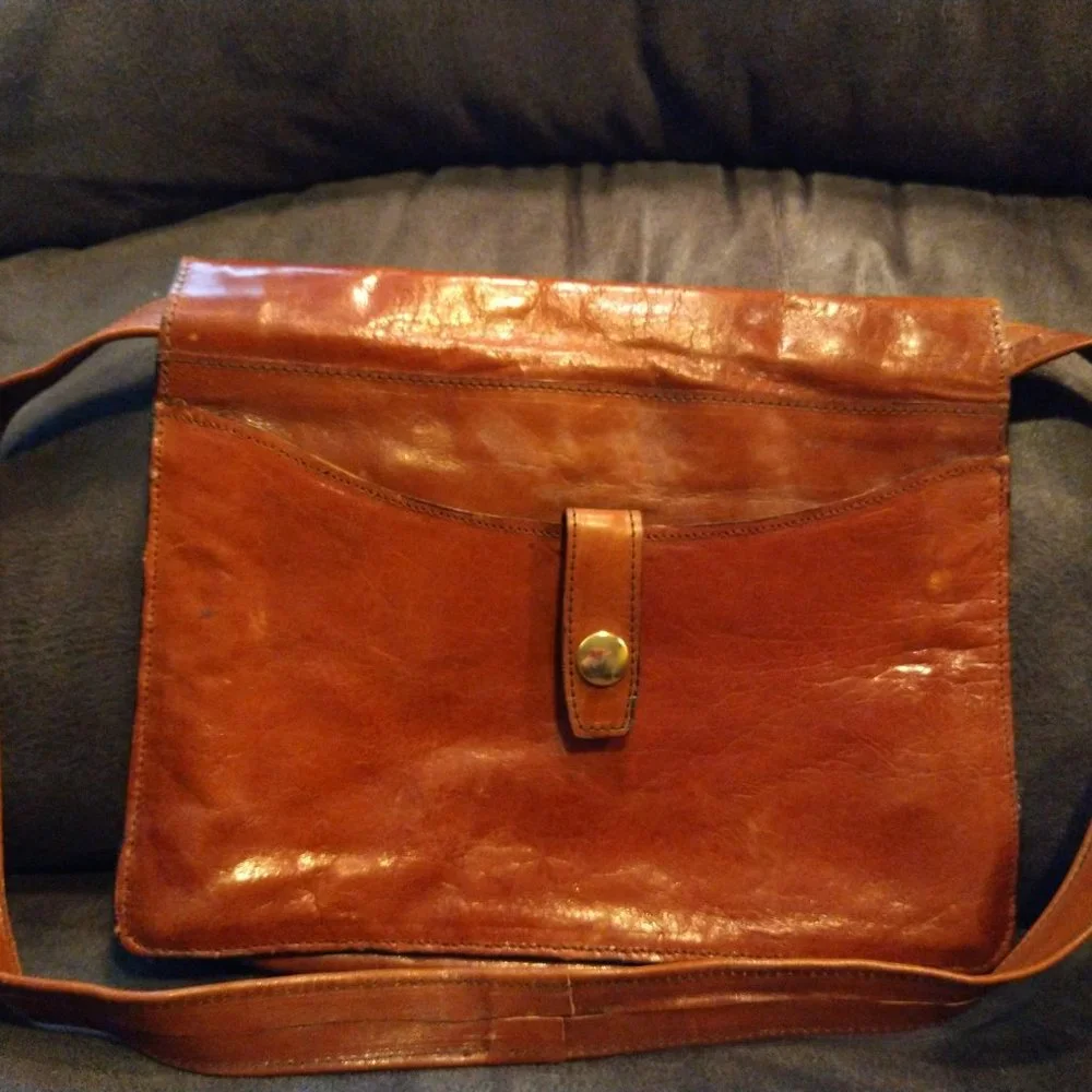 GENUINE LEATHER BROWN PURSE - CLIP CLOSURE ON THE BACK - Picture 2 of 6